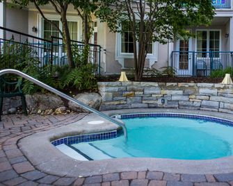 Holiday Inn Express & Suites Tremblant By IHG - Mont-Tremblant - Piscina