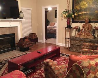 Quiet, upscale townhome located in the Convention District - Greenville - Living room