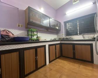 Shreyas - Authentic Mangalore Homestay(2bhk House) - Mangalore - Kitchen