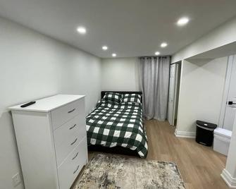 Cozy basement studio unit - Oakville - Bedroom
