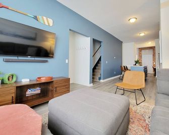 Stay Lincoln Park 2 | Craft District Condo - Duluth - Living room