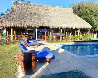 Machele' s Place Beachside Hotel & Pool - Tola - Piscina