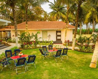 Uds Coco Hotels And Resorts - Udumalaipettai - Patio