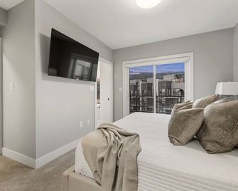 Beautiful multi bedroom townhouse, next to channel and short walk to beach - Penticton - Living room