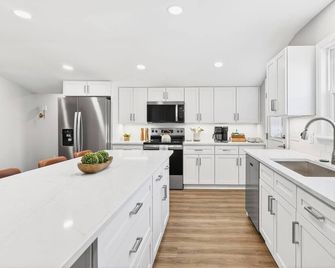 Downtown retreat- Pilot Mt. Views- perfect for families - Pilot Mountain - Kitchen