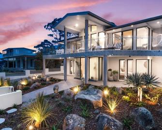 Mimosa House - 250m to Chinamans Beach in Jervis Bay! - Hyams Beach - Building