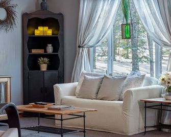 The Bigfork Riverside Retreat - No Cleaning Fee! - Bigfork - Living room