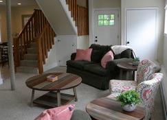 Comfortable, Convenient Apartment/ House - Thomaston - Living room