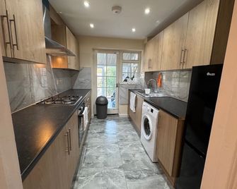Ickenham Luxury Stay - 3 Bedrooms House - Uxbridge - Кухня