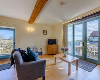 Two Bedroom Family Friendly Holiday Cottage in the Cotswolds - Will's Cottage - Berkeley - Living room
