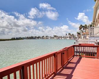 Bayfront park model home with deck, pool, hot tub, gym, tennis, & golf - Port Isabel - Balcony