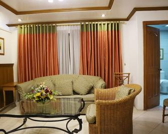 The Golden Pine Hotel - Baguio - Vardagsrum