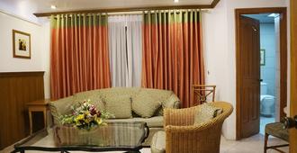 The Golden Pine Hotel - Baguio - Living room