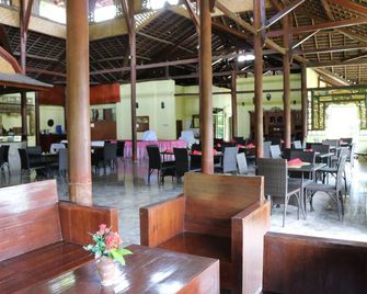 Puri Bunga Beach Cottages - מטראם - מסעדה