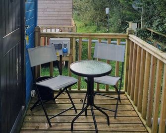 Glamping Hut - Sleeps 2, hot tub & Parking - Llanwddyn - Balcón