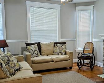 2BR Home: Modern & Classic Near Nature Preserves & Historical Gems! and Hospital - Newark - Living room