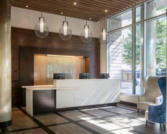Hilton Garden Inn Washington DC/Georgetown Area - Washington, D.C. - Front desk