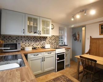 A Peaceful Hideaway With Stunning Views - Llanidloes - Kitchen