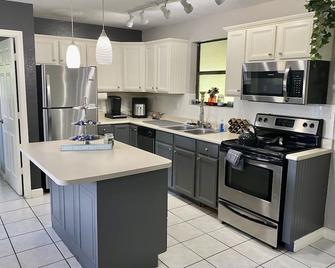 Sunshine Acre 2b 2b King Master Suite, Big Yard - Davie - Kitchen