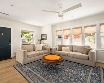 Belmont Beach Escape: Private Pool and Hot Tub + Steps to the Sand - Long Beach - Sala