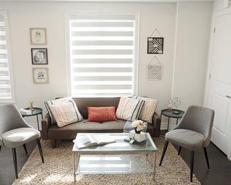 Charming Coach House with Stunning Pond Views in Markham - Markham - Living room