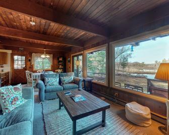 Lakefront Home with High-Speed WiFi, Lake View, Dock, Washer/Dryer, and Kayak - Bridgton - Sala de estar