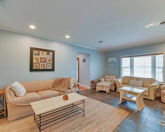 Lakefront Canandaigua Home with Dock and Kayak! - Canandaigua - Pokój dzienny