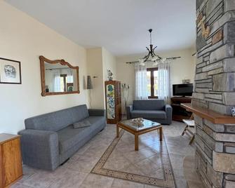 Fantastically located holiday house directly at the sea, Wifi | Nikiti, Chalkidi - Nikiti - Wohnzimmer