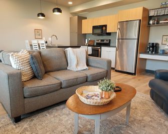 Prairie Huis Townhome steps away from Dordt University in a quiet neighborhood. - Sioux Center - Living room