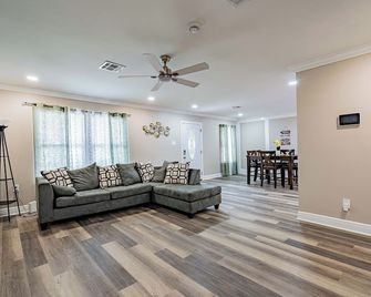 Marvelous 3-bedroom house with AC in Kenner - Kenner - Living room