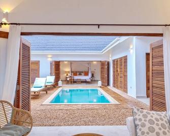 The Beach Villa - Four Bedroom Villa, Sleeps 8 - Jambiani - Pool