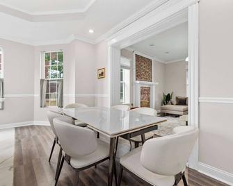 Chic City Living With Modern Touches / Abodebucks - St. Louis - Dining room