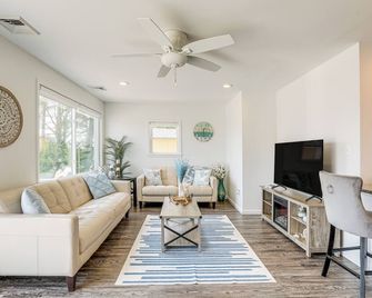 Little Egg Harbor Township Retreat w/ Private Dock - Tuckerton - Sala de estar