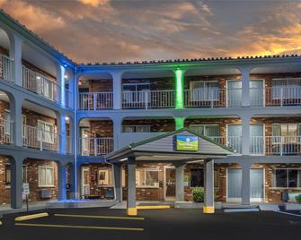 SureStay Hotel by Best Western Summersville - Summersville - Gebouw