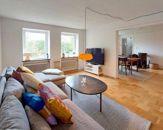 Awesome Home In Limhamn With Kitchen - Malmö - Olohuone
