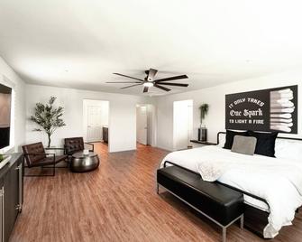 Spacious 5-bedroom house with AC, WiFi in awesome Murrieta - Murrieta - Bedroom