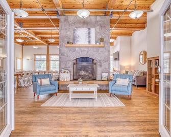 The Chinook Lodge at Government Camp - Meredith Lodging - Government Camp - Living room