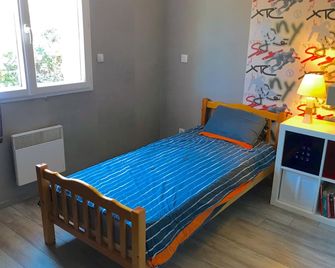 Quiet house and garden for 6 people near the volcanoes - Issoire - Bedroom
