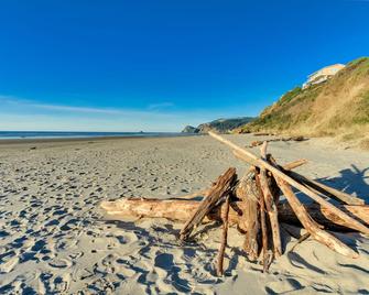 Whale Watch - Lincoln City - Beach