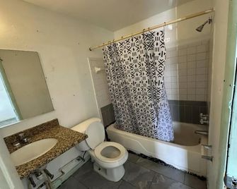 Base Motel By OYO South Tampa - Tampa