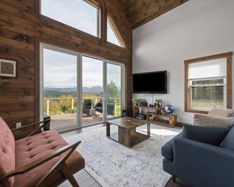 Big Blue Chalet - A Mountain View Getaway - Thornton - Pokój dzienny