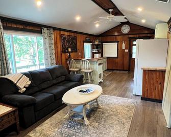 Charming 2-bedroom cottage in peaceful Monticello with AC, WiFi - Monticello - Wohnzimmer