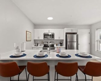 Charming & Central | 3 Bedroom | Cle Clinic - Cleveland - Dining room