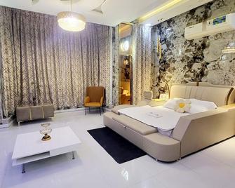 Luxury 6 bedrooms villa with private swimming pool - Ajman - Bedroom