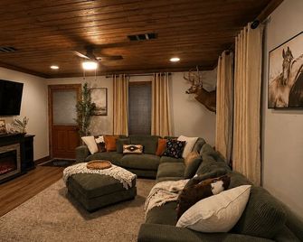 Country home close to fair and casino! - Carthage - Living room