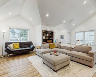 Home w/ Farmstyle Loft & Views, Mins to Dtwn - Burley - Huiskamer