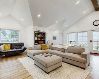 Home w/ Farmstyle Loft & Views, Mins to Dtwn - Burley - Huiskamer