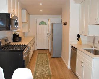Pittsburgh Delight - Cozy 2B/1B Apt w/ Private Parking, Second Floor Unit - Pittsburgh - Cocina