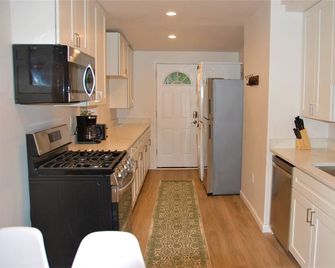 Pittsburgh Delight - Cozy 2B/1B Apt w/ Private Parking, Second Floor Unit - Pittsburgh - Dapur