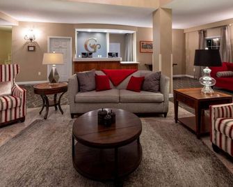 جراند ستاي هوتل آند سويتس - أميس - غرفة معيشة